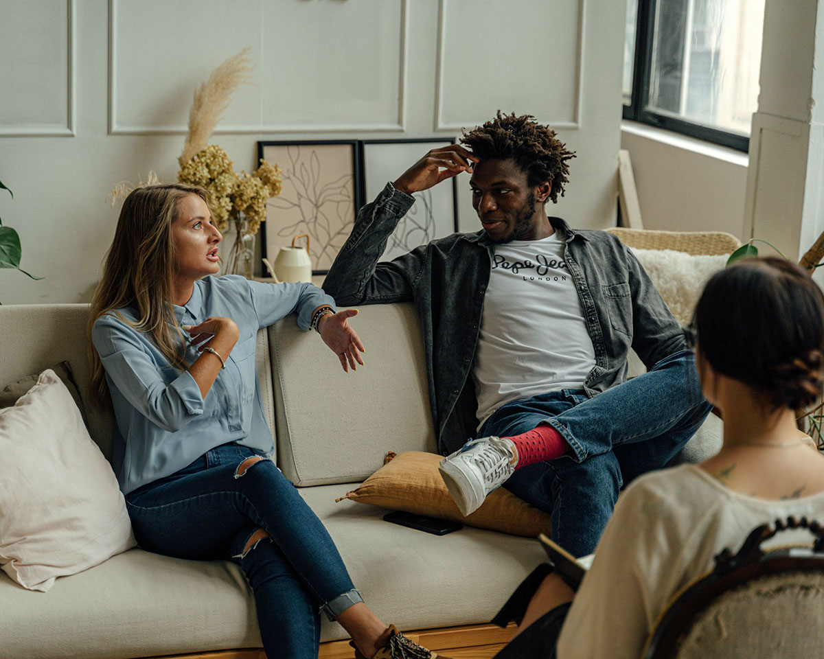 couple on couch in therapy using the Gottman method