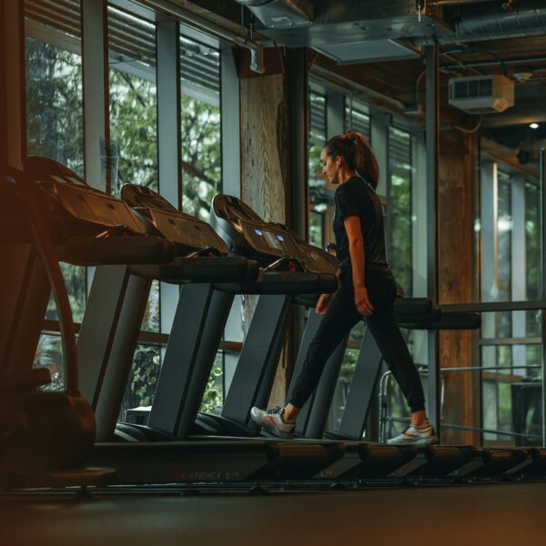 woman walking on a treadmill with orthorexia at a gym