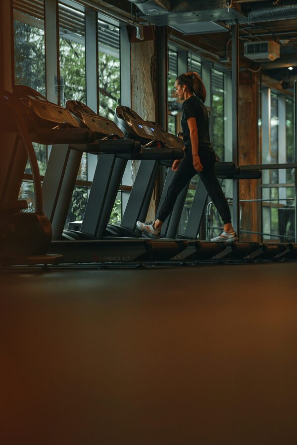 woman walking on a treadmill with orthorexia at a gym