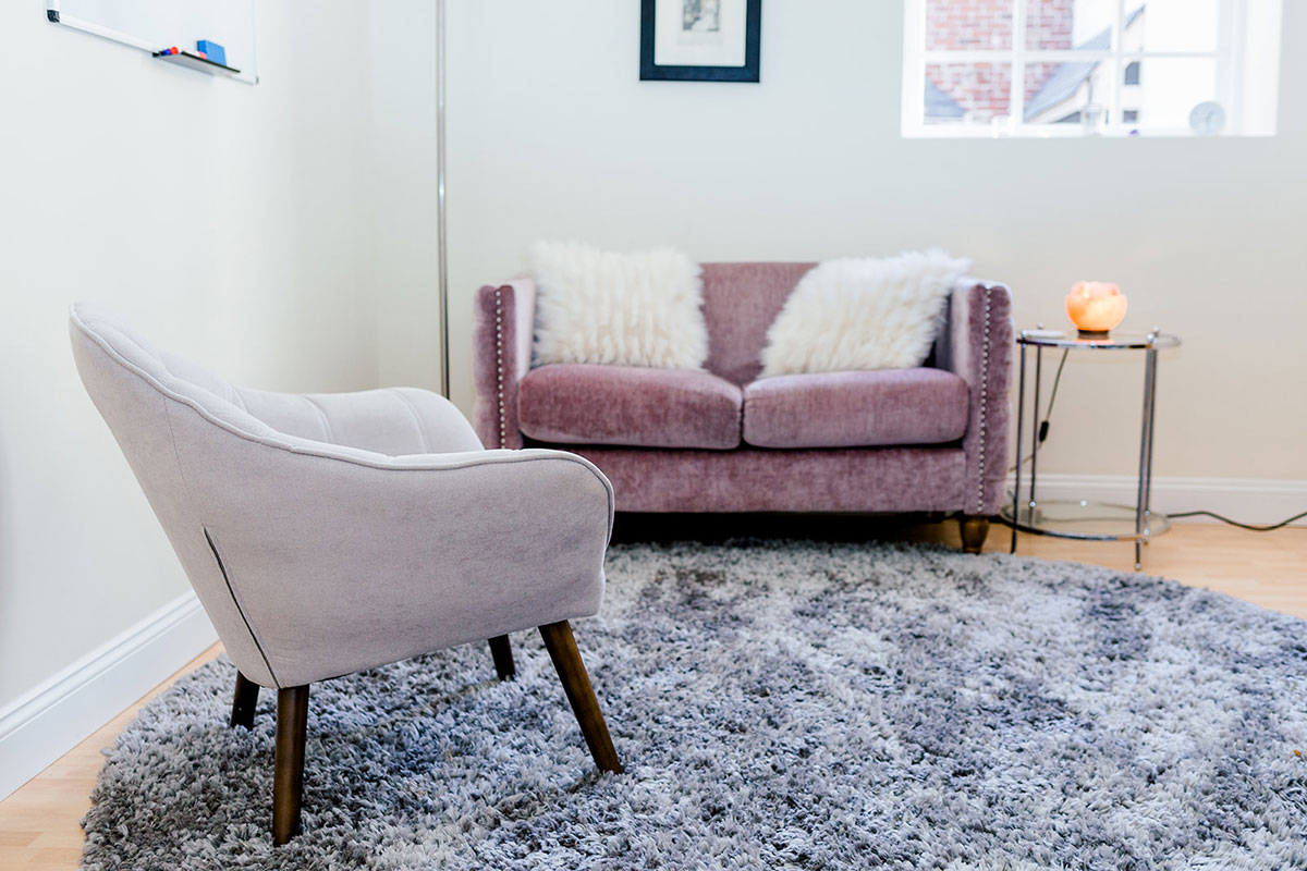 purple couch and cozy decor at Therapy for Women Center Old City | 325 Cherry St | Philadelphia, PA 19106