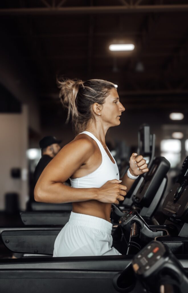 woman with orthorexia running on a treadmill