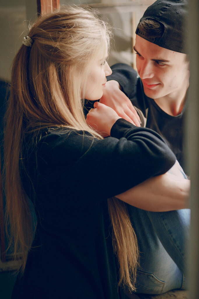 woman and man in narcissistic love bombing cycle